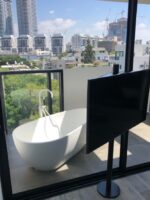 עמוד שחור לטלוויזיה + מדף